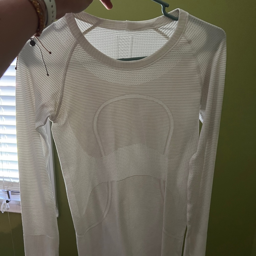 lulu white swiftly tech long sleeve size four